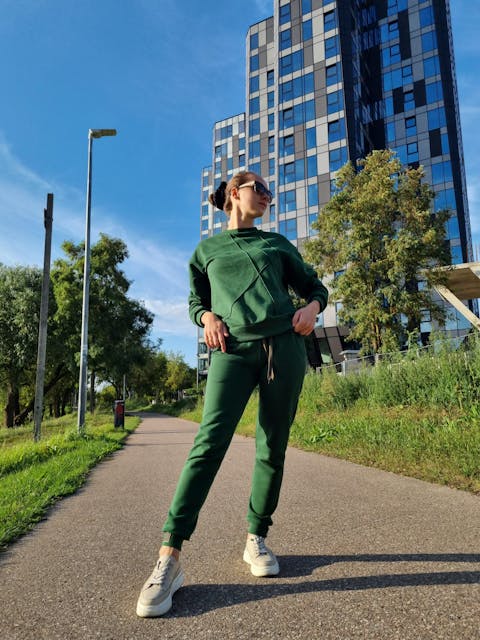 Žalias laisvalaikio kostiumas "Comfort" be pūkelio