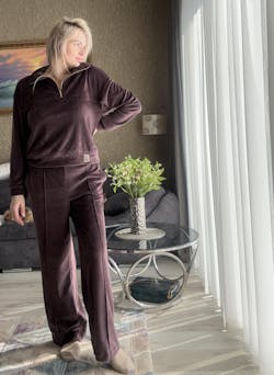 Veliūrinis laisvalaikio kostiumas "Soft shine chocolate"