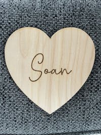 Carte étape naissance Coeur Bienvenue en bois personnalisée