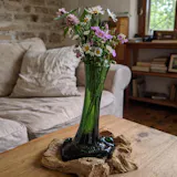 Florero de Vidrio Fundido sobre Madera Natural