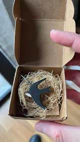 Colgante artesanal golondrina en madera de ébano y arce