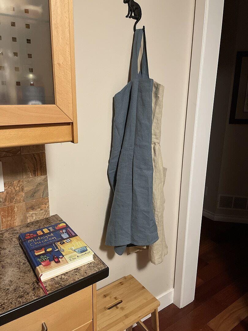 Japanese cross-back linen apron in Natural linen | MagicLinen