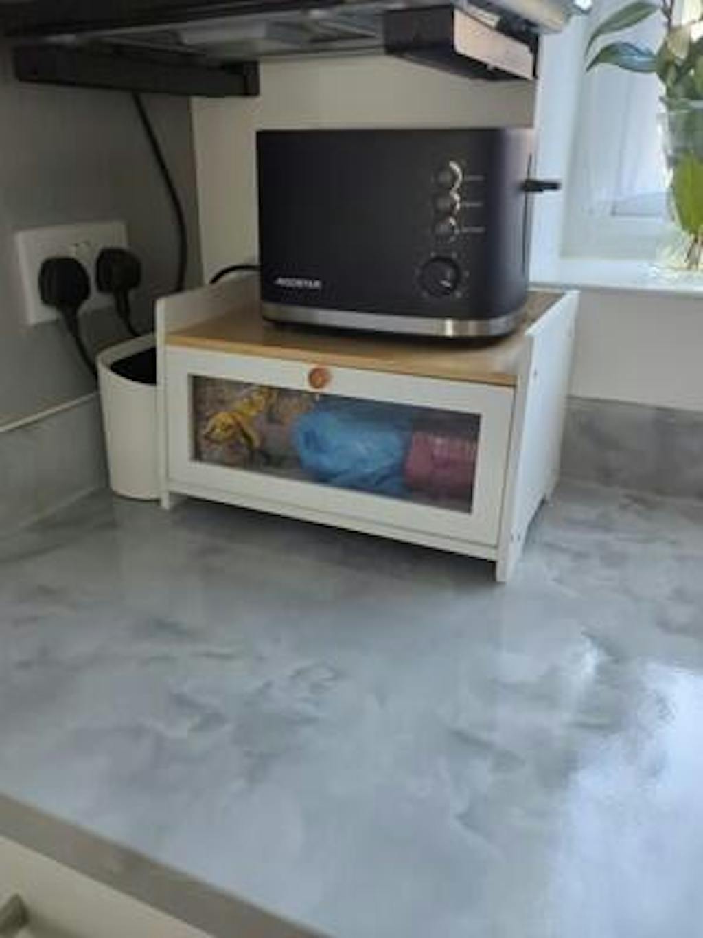 White Bamboo Single-Layer Bread Bin with Top Shelf