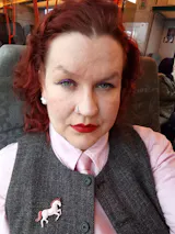 Mio Queena Sirkushest - retro brosje i rosa