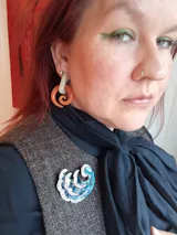 Mio Queena Bølge- retro brosje i blått