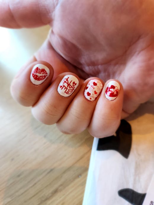 Love Bomb (M563) - Nail Stamping Plate