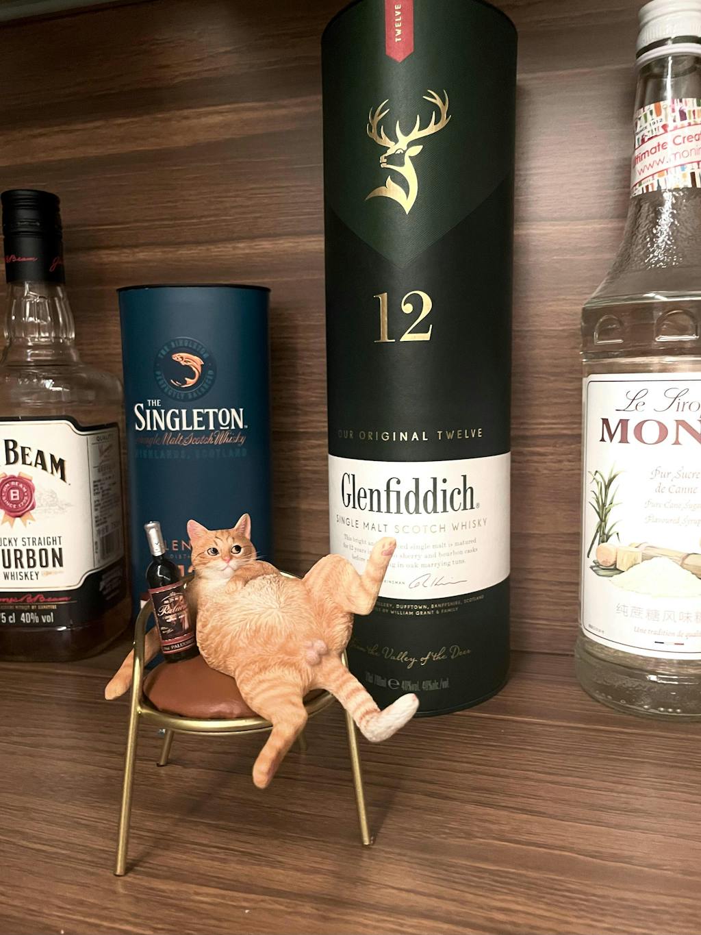 1/6 Drunk Cat 2.0 Figurine - Funny Tabby Cat Model with Bottle
