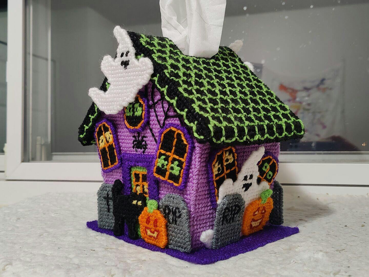 小物 HIDE & seek the spooky house shot grass Spooky House Tissue Box Cover Plastic Canvas Kit – Mary Maxim