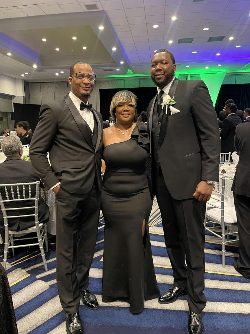 Fashion Men's 3 Pieces Flat Peak Lapel Tuxedos For Party (Blazer+vest+Pants)