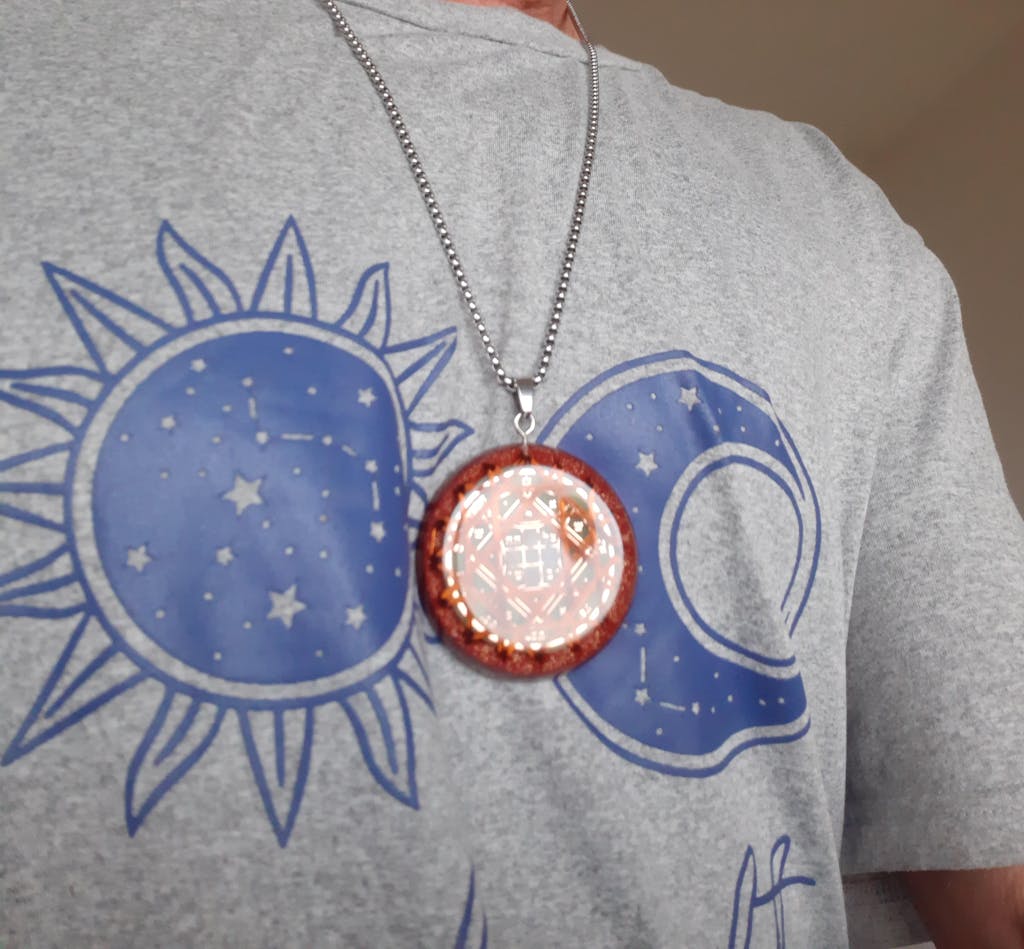 Encuentra el Amor con el Collar Orgonita Sello de Salomón de Venus