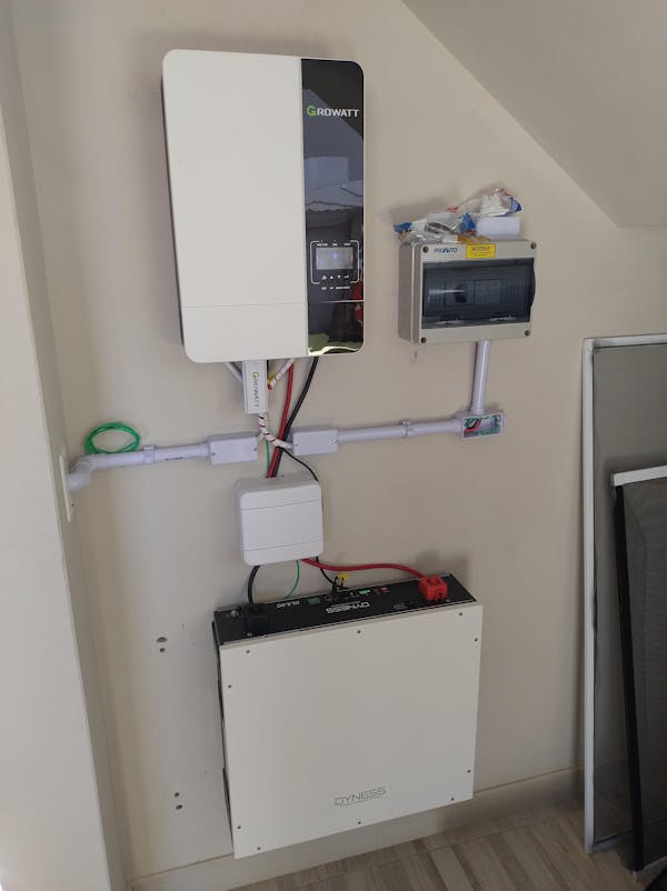 Kit Energia Solar Offgrid 4,96kWp até 660kWh Mês Aprox. 8 Painel Sunova 620W Inversor Growatt 5kW 220V Bateria Dyness 5,12kWh