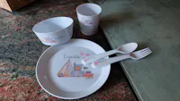 Vajilla Completa (Platos + Vaso + Cubiertos) diseño Camping Rosa con Nombre Personalizado