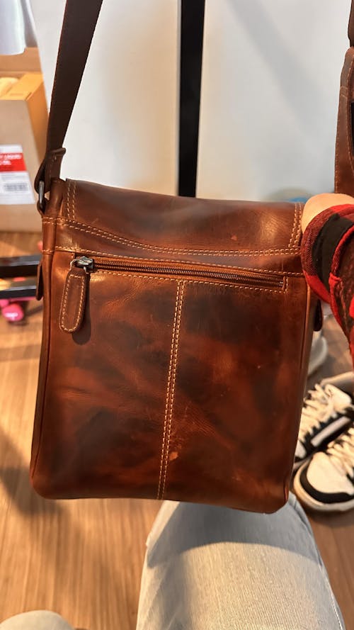 Halifax Leather Crossbody Bag – Unisex – Chestnut