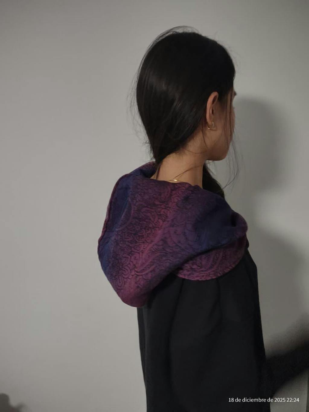 Black with Wild Wine - Bouquet - Sudadera asimétrica