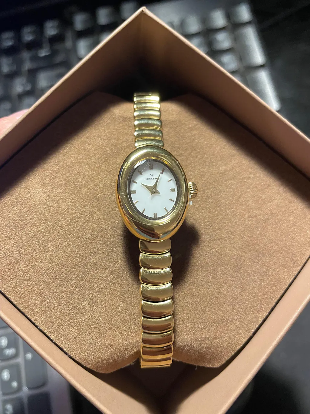 Belle Oval Petite Gold Watch – Mockberg