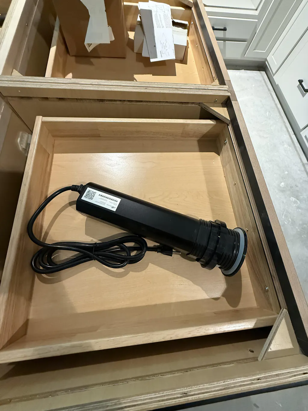 Pop Up Outlet: Automatic Motorized Black Outlet for Kitchens - Modern ...