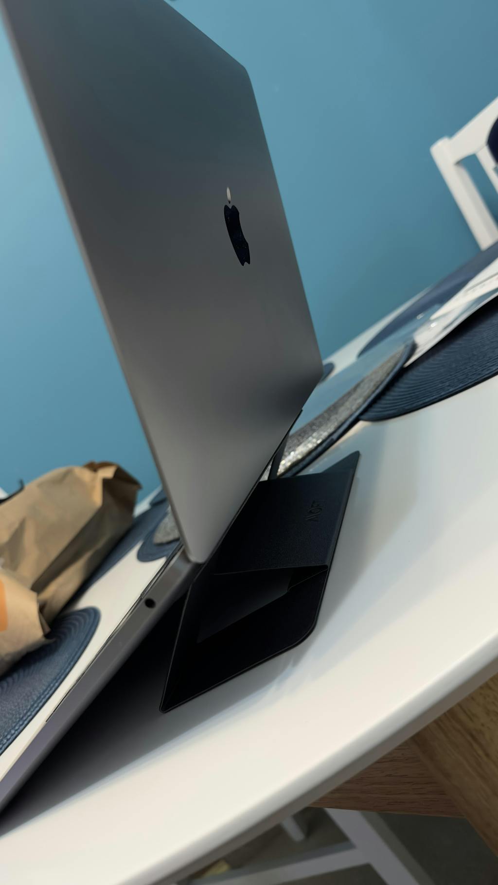 MOFT Stand - samoprzylepna podstawka do laptopa