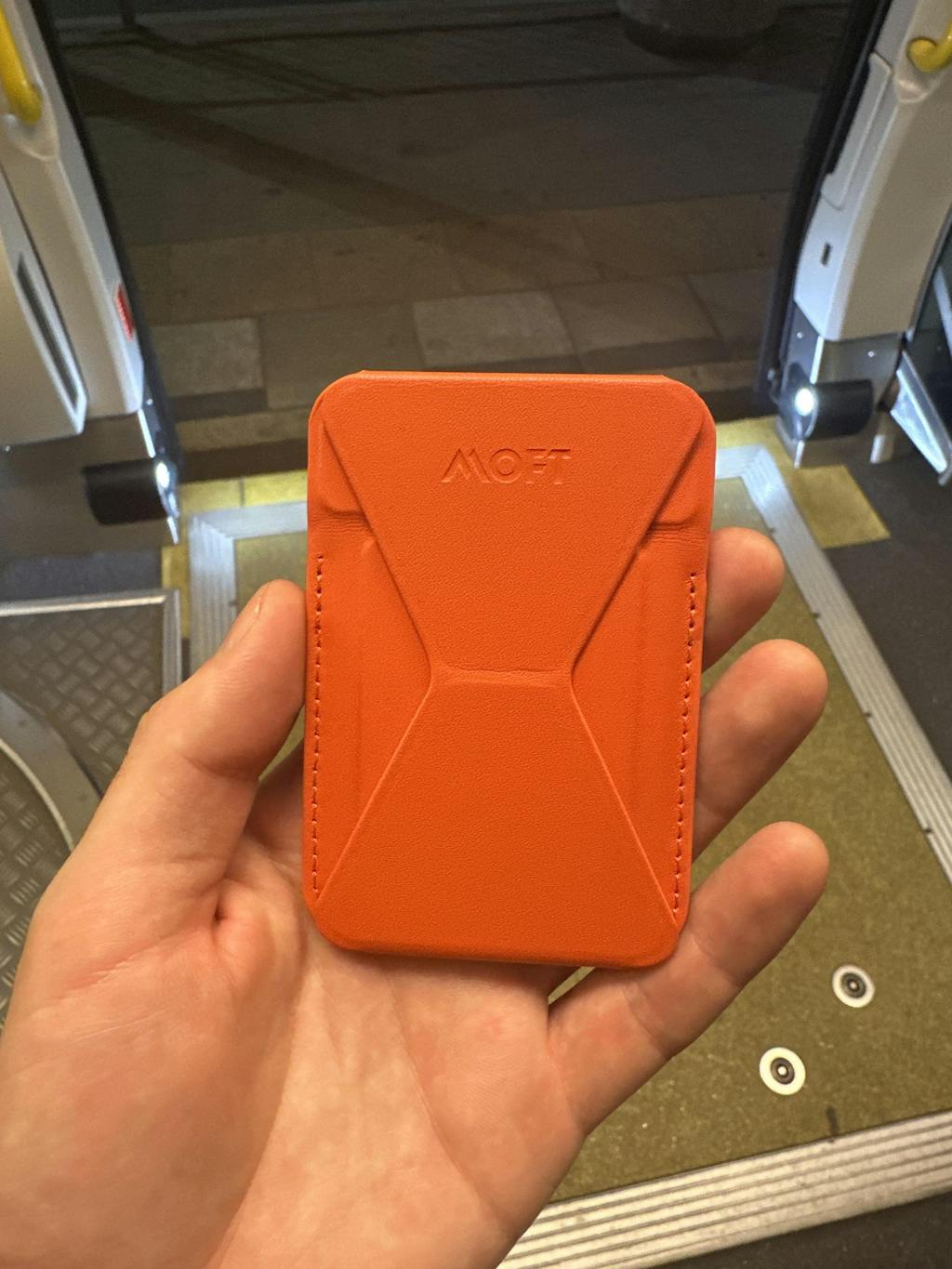 MOFT Snap-On - stojak na telefon i portfel (kompatybilny z MagSafe®)