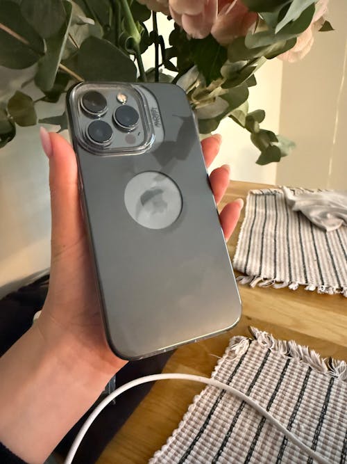 Чорний чохол MOFT Snap Case для iPhone 13