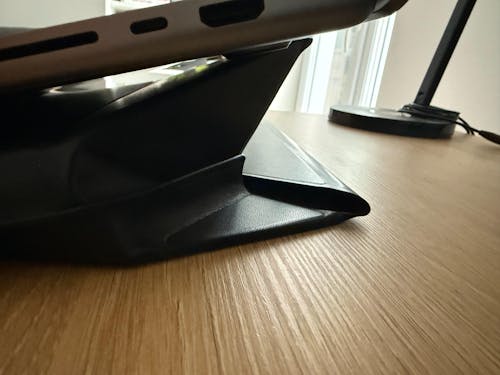 Moft Sleeve - чохол для ноутбука з вбудованою підставкою