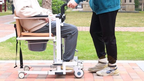 Fauteuil de Transfert avec Bassin à Manger Intégré - Mobilité 360° et Réglage Hydraulique Flexible