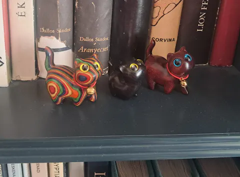 Cucu Carved Wooden Dark Red Cat Looking at You