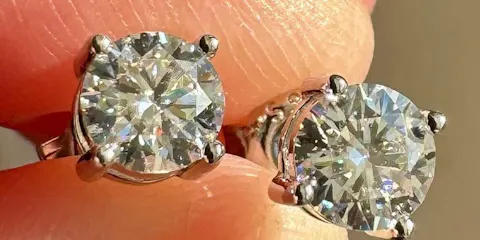 Molenia Classic Round Moissanite Stud Earrings