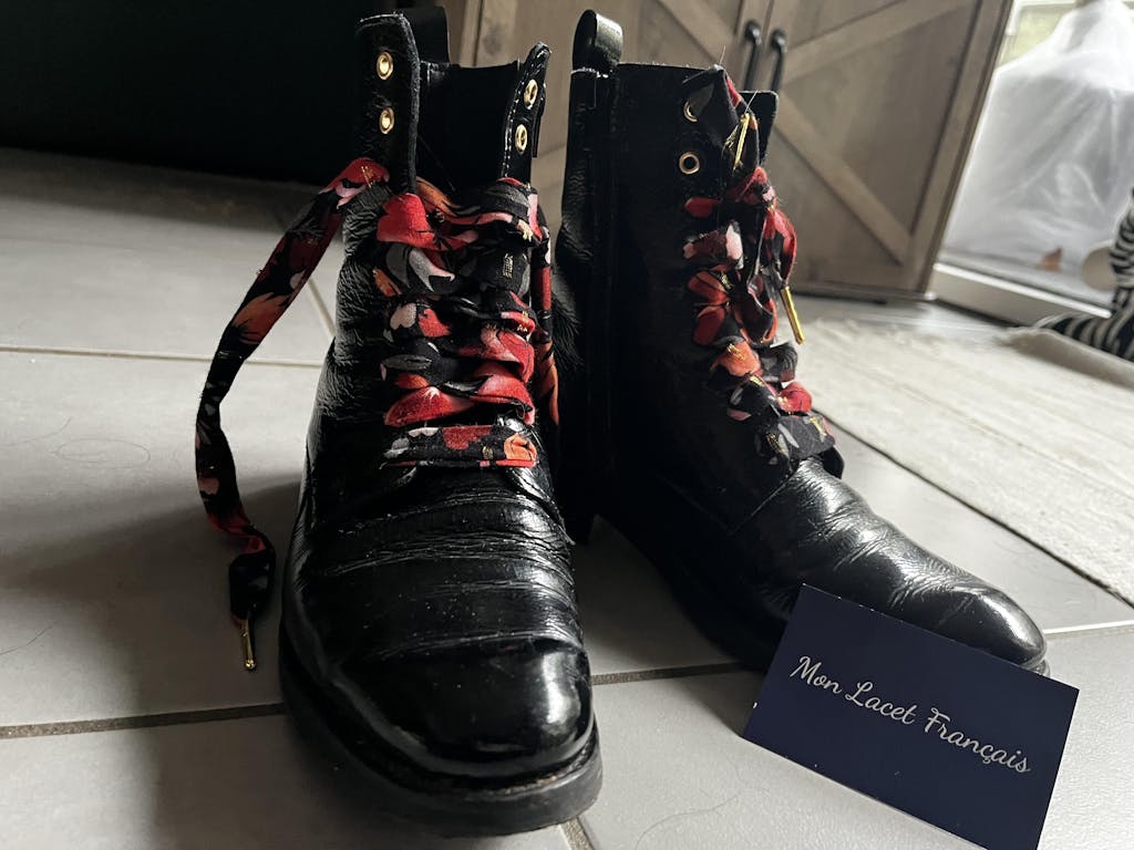 Lacets fleuris rose et violet