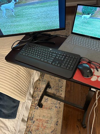 Mesa Auxiliar con Ruedas / Escritorio movil para Laptop / Altura Patas 80 mm / Tablero Melamina 76x38cm / Altura regulable 71 a 110cm / Uso en Cama , Sofa u Hospital