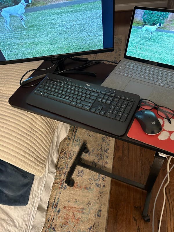 Mesa Auxiliar con Ruedas / Escritorio movil para Laptop / Altura Patas 80 mm / Tablero Melamina 76x38cm / Altura regulable 71 a 110cm / Uso en Cama , Sofa u Hospital