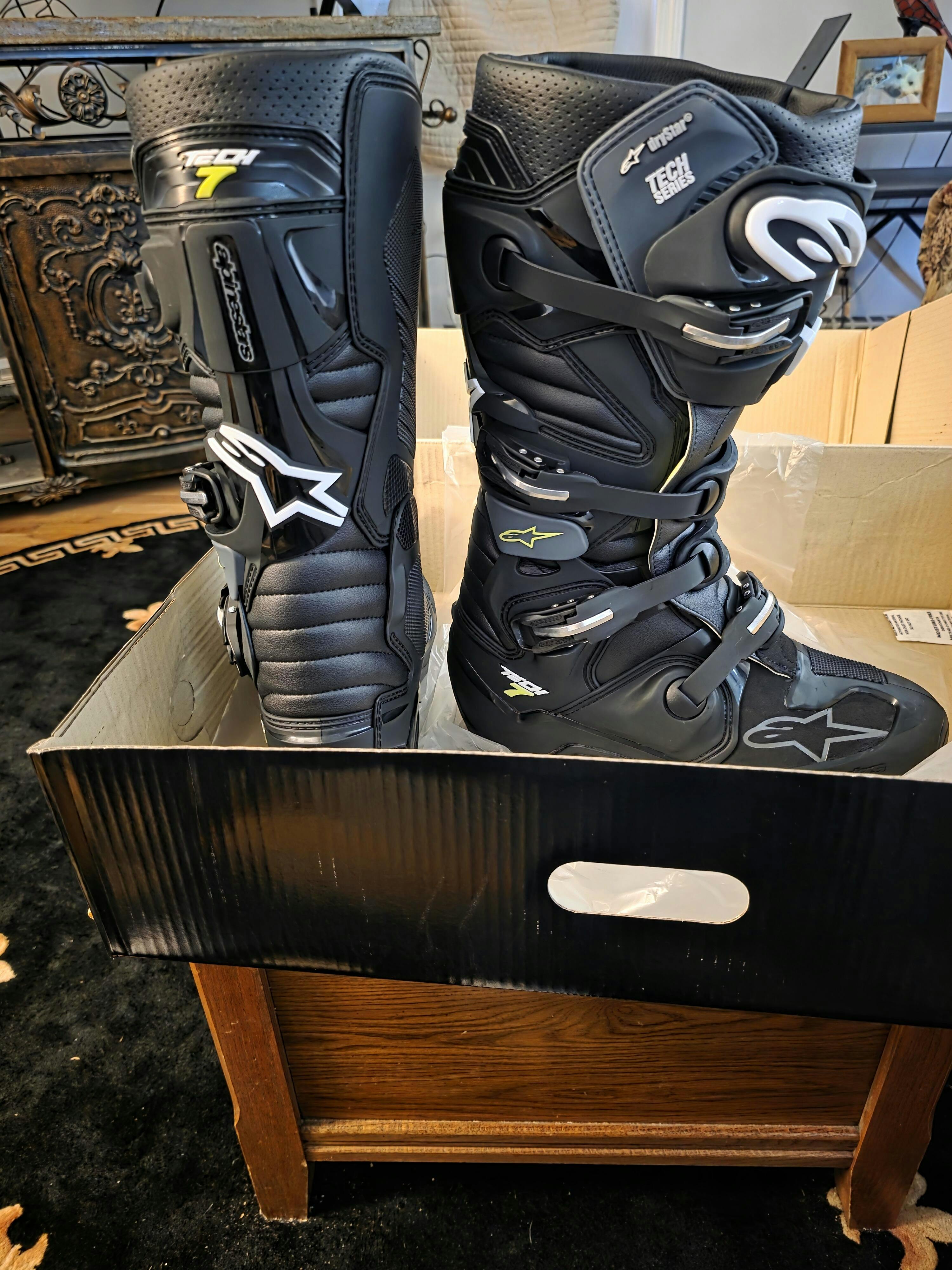 Alpinestars バイク用ブーツ ブラック/グレー/グリーン　　サイズ２７ Alpinestars Tech 7 Enduro Drystar Black/Gray Boots - CLOSEOUT