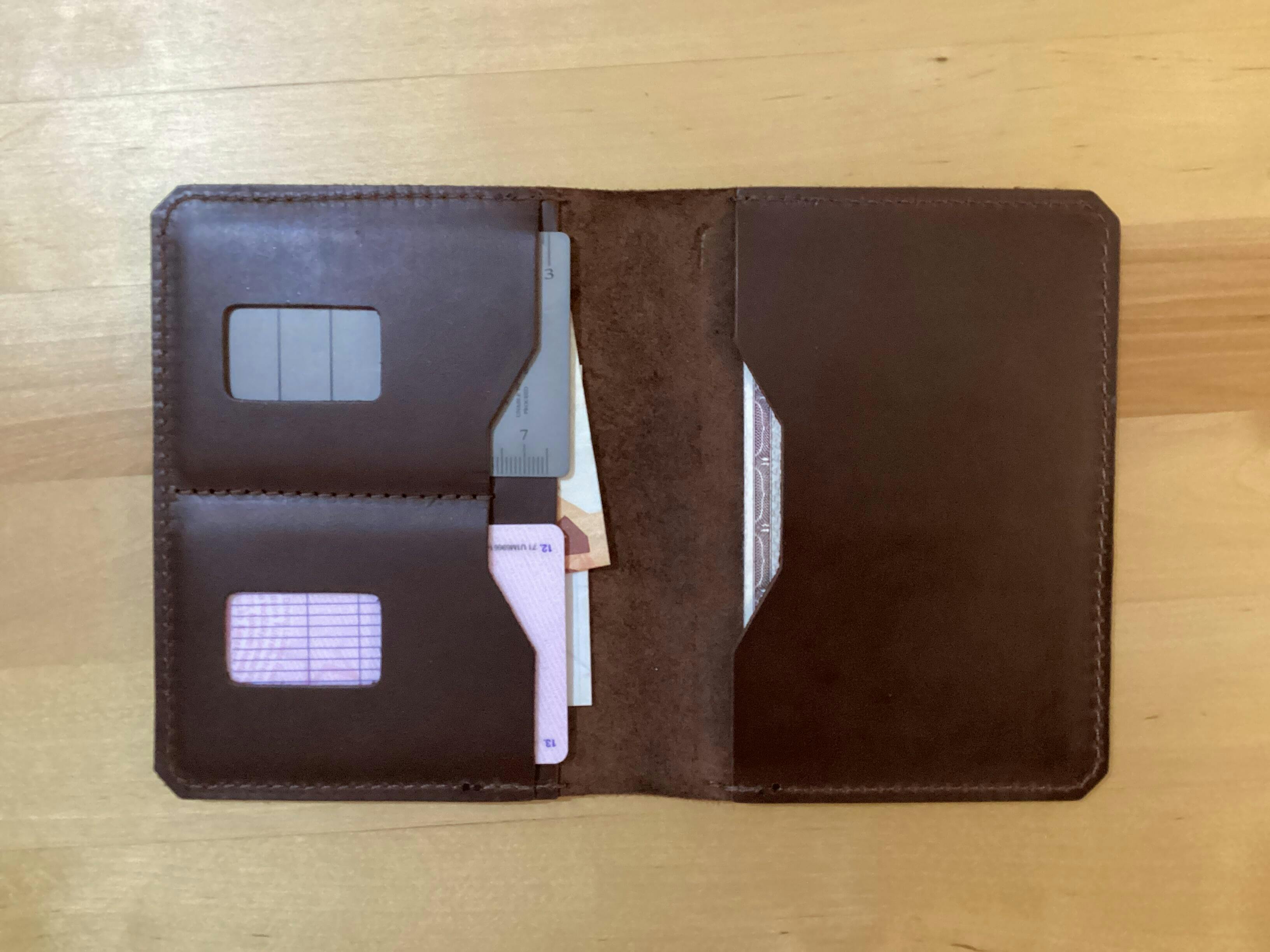 Trayvax Explorer Passport Wallet – Mukama