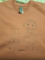 Uniikki collegepaita omalla piirustuksella – täydellinen lahjaidea!