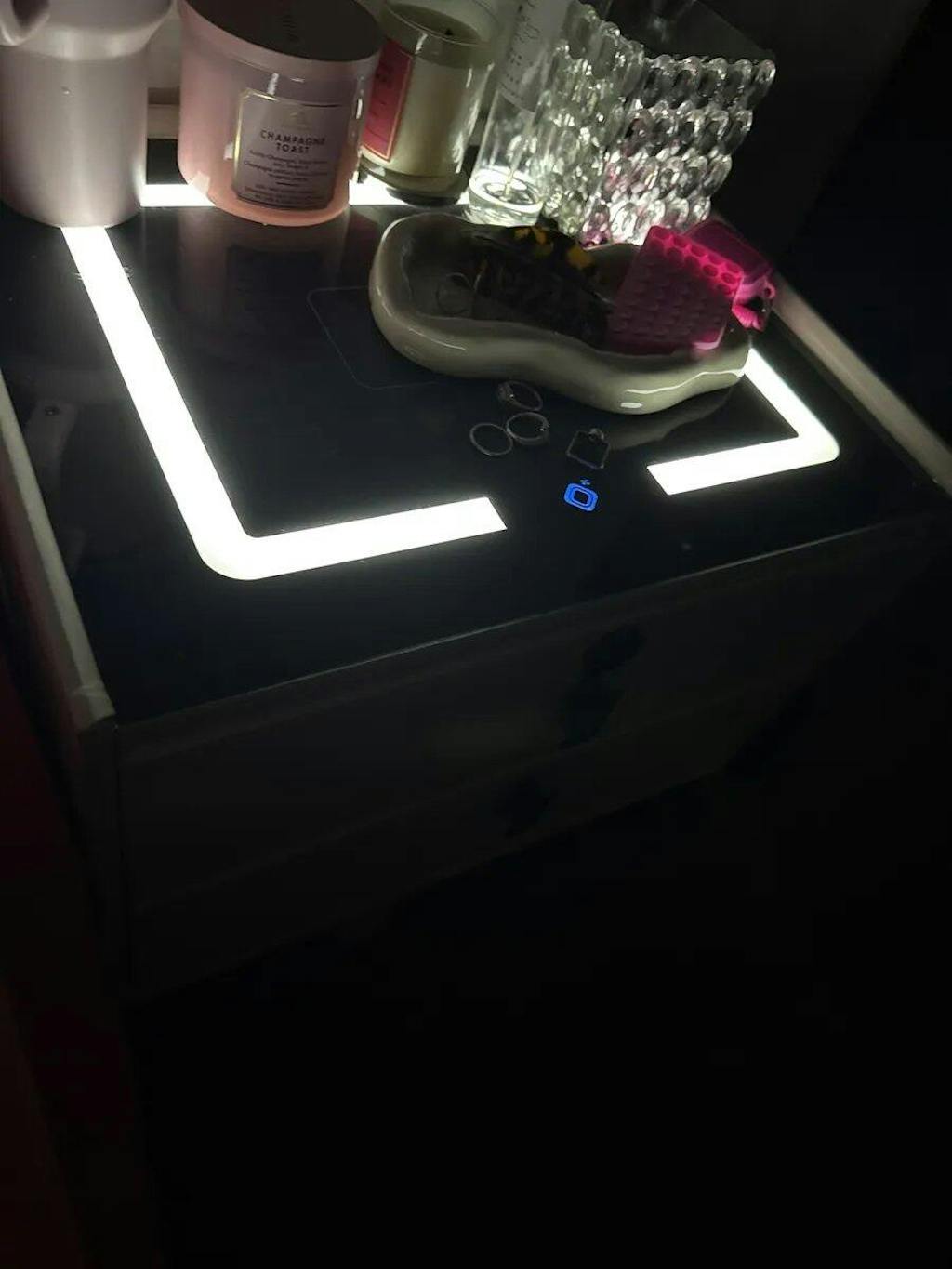 Mesa De Luz Inteligente con Led, Carga Inalámbrica, Parlantes, Bloqueo por Huella