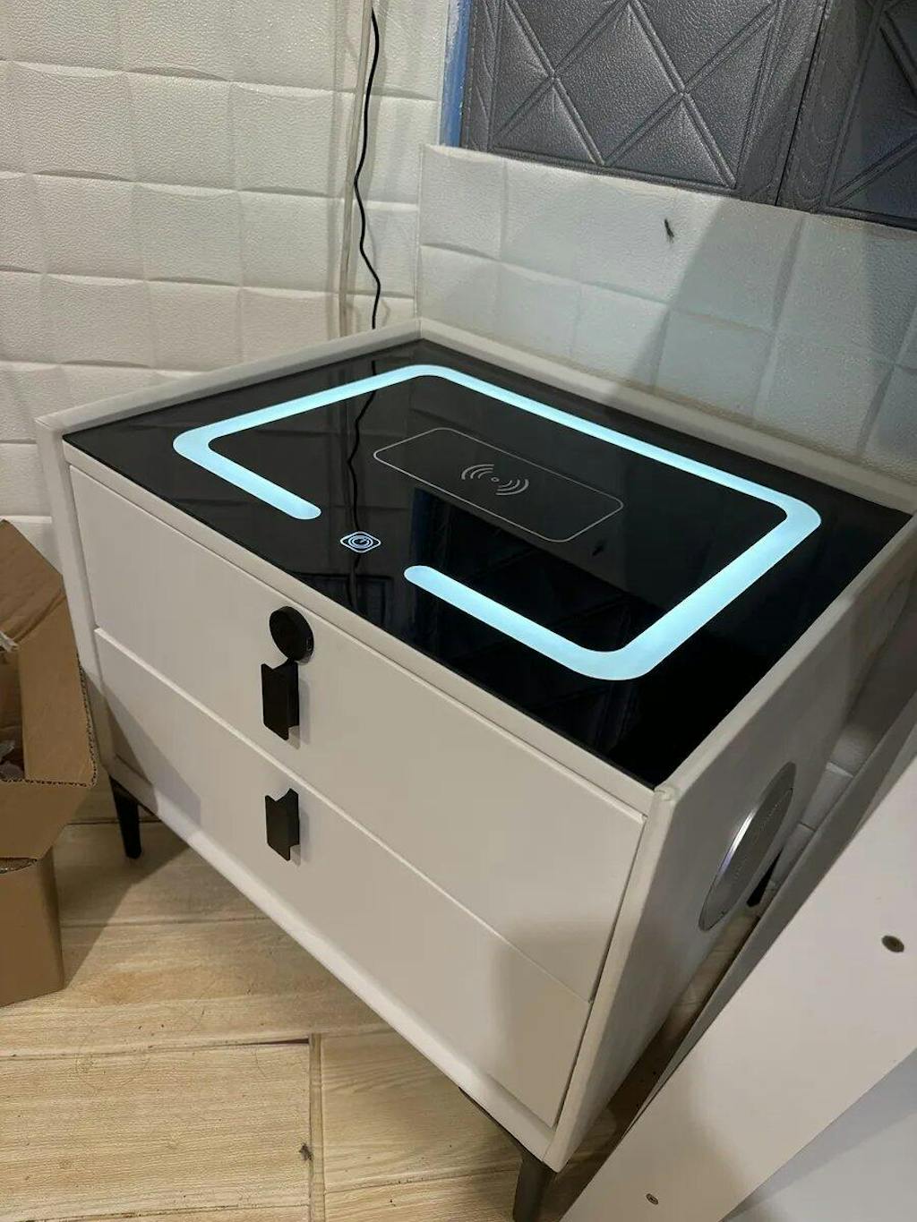 Mesa De Luz Inteligente con Led, Carga Inalámbrica, Parlantes, Bloqueo por Huella