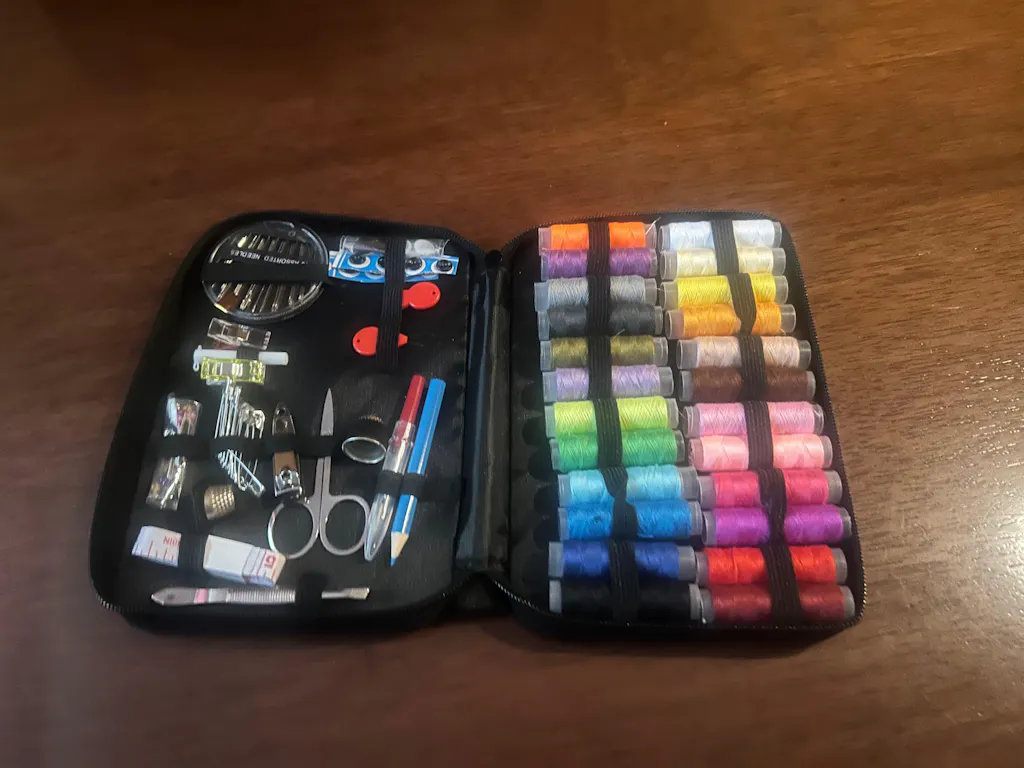 Kit de Costura Completo Portátil con Hilos Agujas Tijera y Cinta Métrica