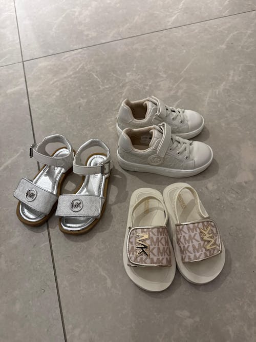 מייקל קורס כפכפי Eli Carroll בצבע זהב לתינוקות