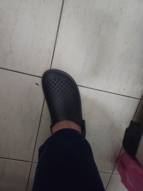 כפכפי קרוקס InMotion Clog בצבע שחור יוניסקס