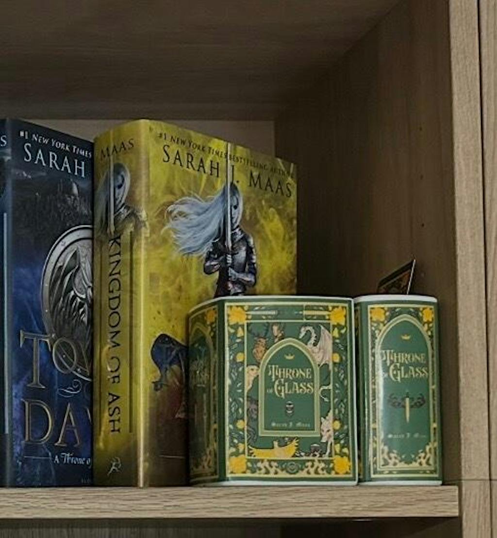 Throne of Glass Bookpot