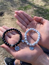 Гривни с букви и магнит сърце