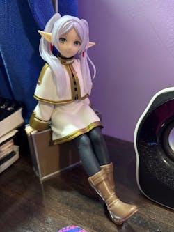 Taito Frieren: Beyond Journey's End Desktop Cute Frieren (Trunk Case Ver.) Figure