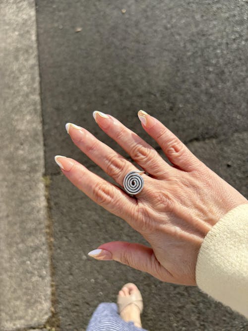 SIMPLE BUT MAKE IT A STATEMENT - SHORT ALMOND PRESS-ON NAILS