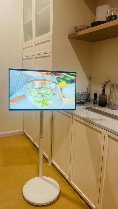 Nework MoveMate AI 27" — Move Freely Watch Anywhere