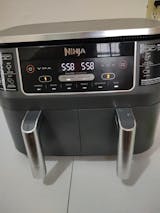 Ninja DZ201 Foodi - Freidora de aire 6 en 1 DualZone de 8 cuartos de galón  con 2 cestas de freír independientes, combina con cocina y acabado