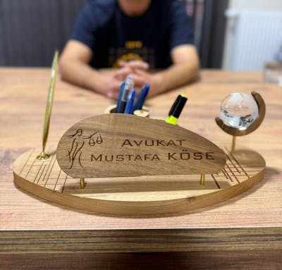 Triarch  Masif Ahşap & Pirinç Masa İsimliği – Prestijli Ofis Aksesuarı