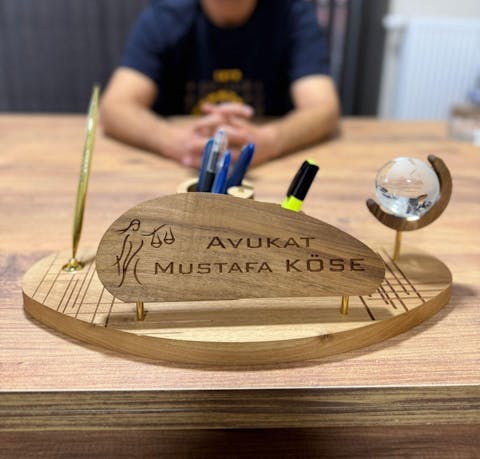 Triarch  Masif Ahşap & Pirinç Masa İsimliği – Prestijli Ofis Aksesuarı