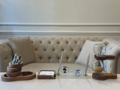 Chronos – Masif Ahşap & Cam Kum Saati | Lüks Masaüstü Ofis Aksesuarı ve Prestijli Hediye