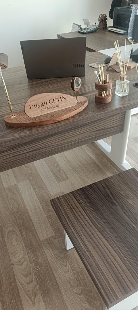 Triarch  Masif Ahşap & Pirinç Masa İsimliği – Prestijli Ofis Aksesuarı