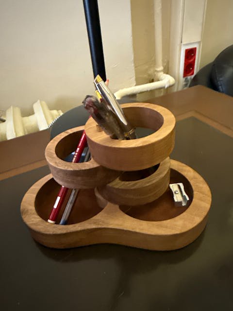 Calista Kalemlik – Masif Ahşap & Pirinç Detaylı Şık Masa Düzenleyici