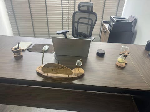 Triarch  Masif Ahşap & Pirinç Masa İsimliği – Prestijli Ofis Aksesuarı